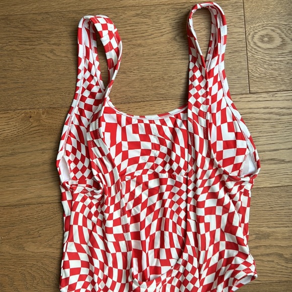 Its Now Cool backless one piece - Picture 4 of 5